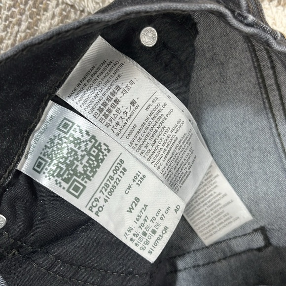 Levi's Women's High Rise Shorts, Ready Steady, size 28 - Picture 4 of 6